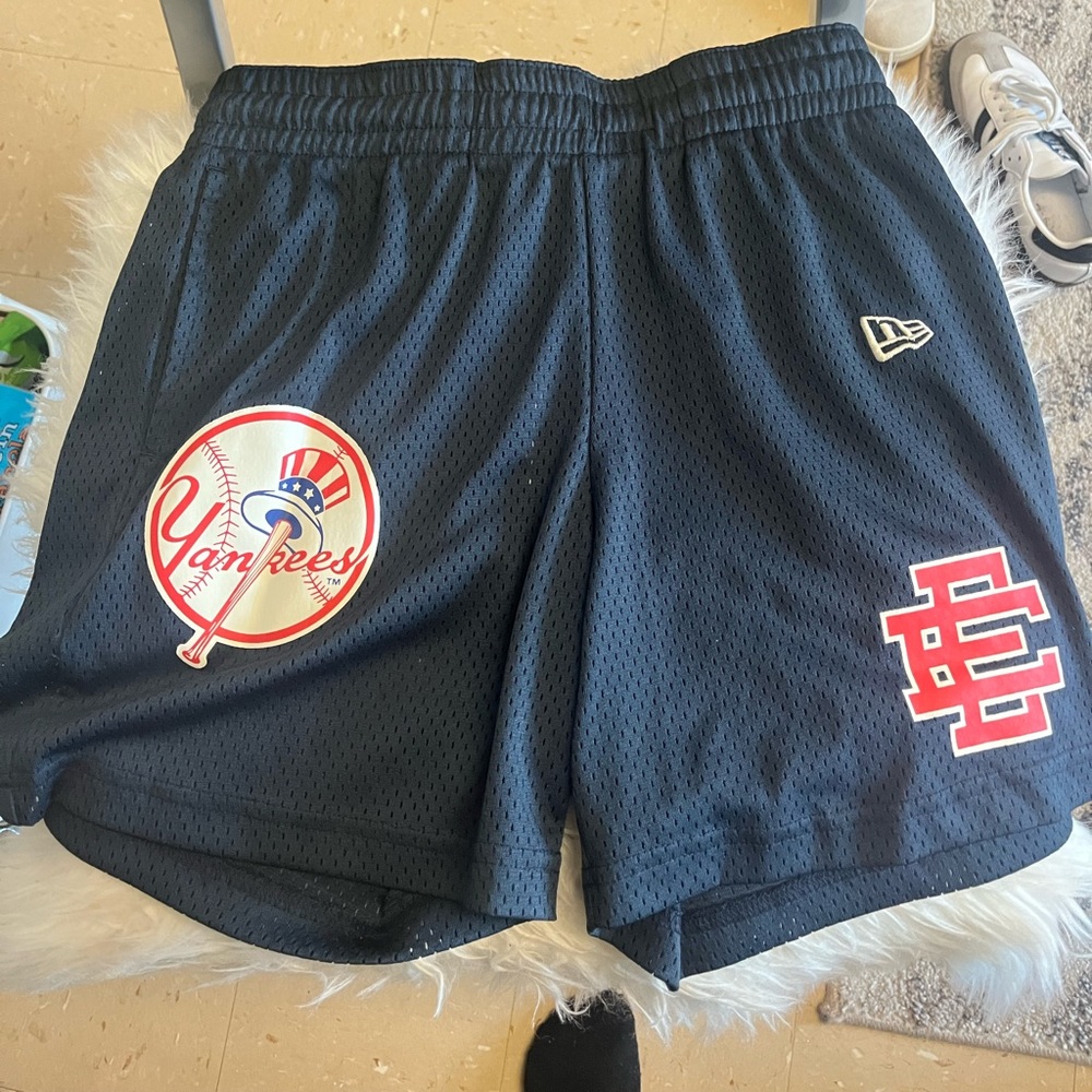 Eric Emanuel Mens Yankee shorts size M